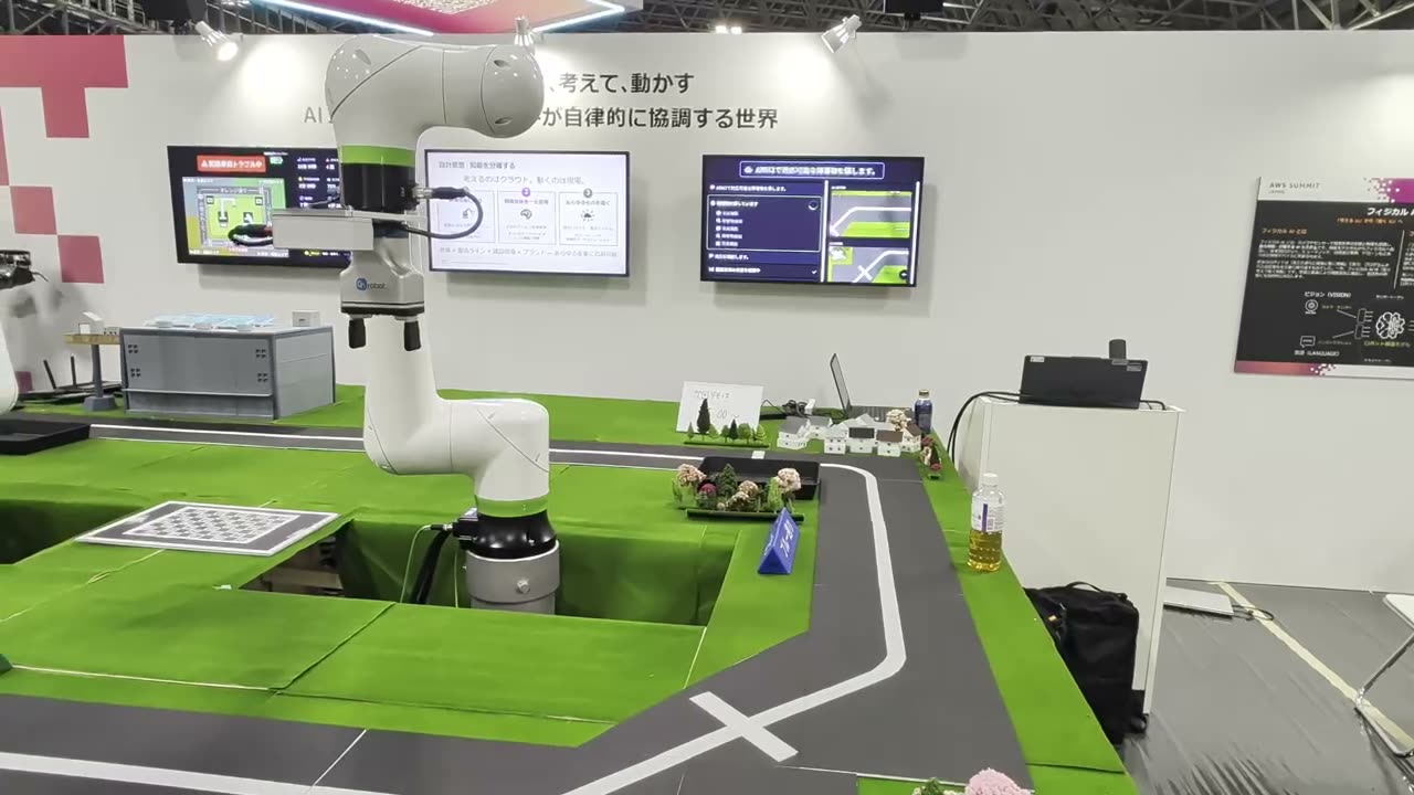 ブースの画面に映るAIエージェントの思考過程