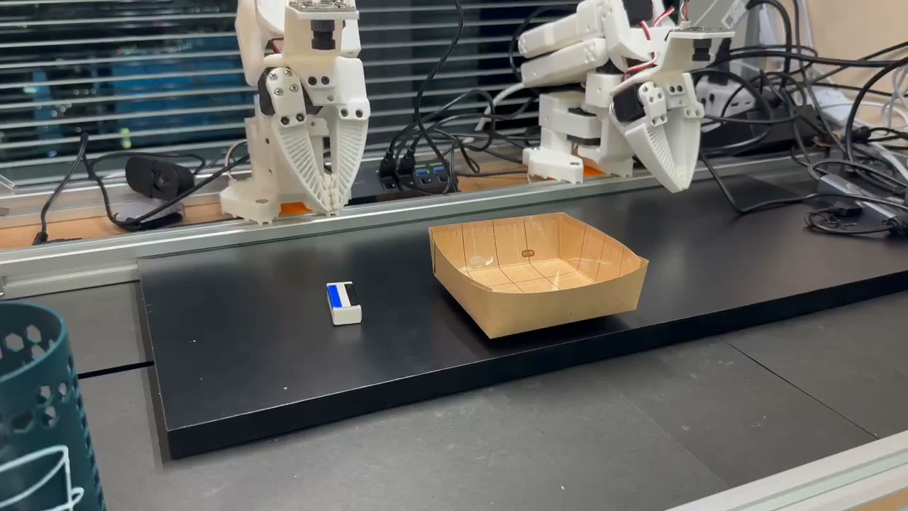 ロボットアームが消しゴムに向かって動き出す様子